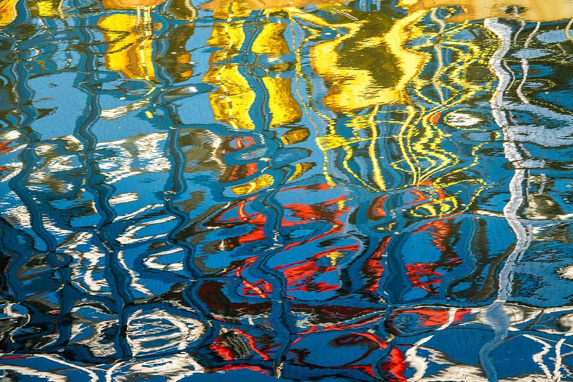 Reflexion im Wasser des Hafens von Leo Luijten