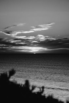 Sonnenuntergang Portugal Westküste | Strandfotografie schwarz/weiß von Studio Stoks