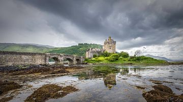 Eilean Donan Castle in Schotland van Michel Seelen