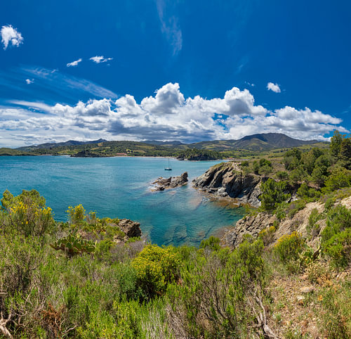 Punta del Gravat, l’Anse de Paulilles, zicht op Cap d’Ullastrell, Port-Vendres, Pyrénées-Orientales, Frankrijk
