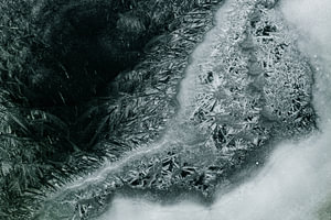 Meereis-Struktur – Kristalllinien in Monochrom