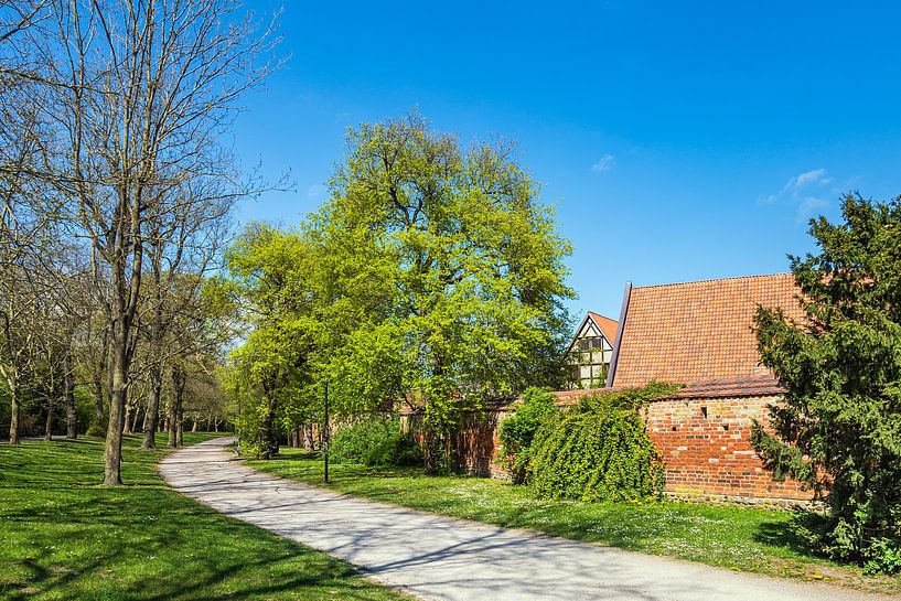 Pad langs de stadsmuur in de Hanzestad Rostock van Rico Ködder
