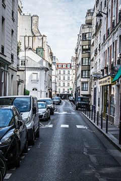 Een druk straatje in Parijs van Robert Snoek