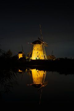 Betoverende Nacht: De Verlichte Windmolen van Kinderdijk van Martijn de Waal