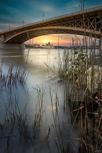 am Ufer der Donau, unter Margaretenbrücke, mit blick auf das Parlament von Fotos by Jan Wehnert