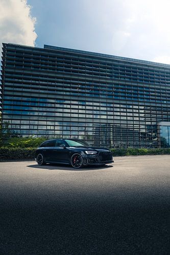 Audi RS4 ABT in einem Hafenbereich