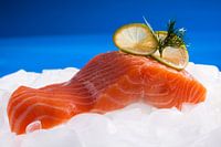 Mooie moot rauwe zalm met een blauwe achtergrond
