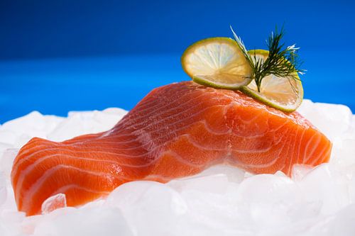 Mooie moot rauwe zalm met een blauwe achtergrond