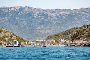 Blick auf Port de Sóller vom Wasser aus von Evelien Oerlemans