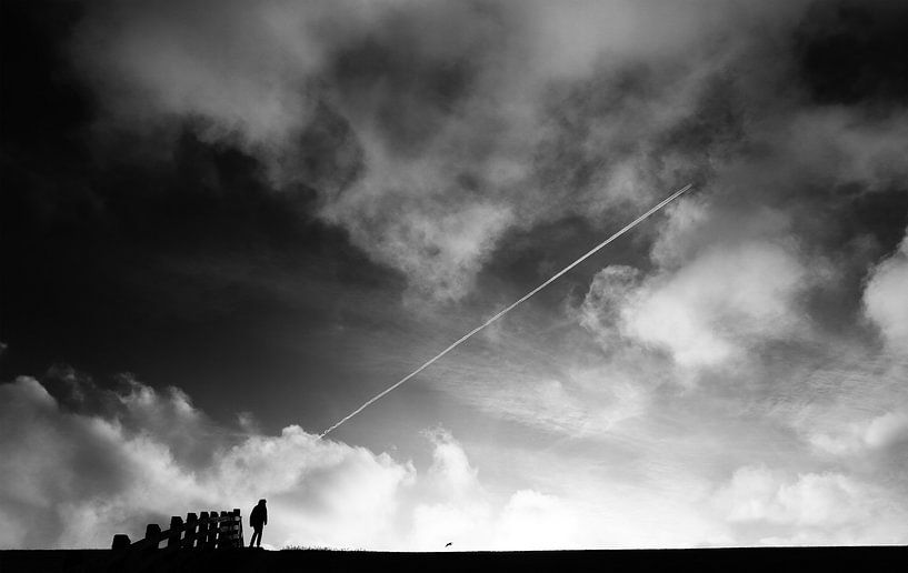 Harlinger Deich mit starker Wolkenluft von . Groningenart