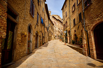 Rue ensoleillée