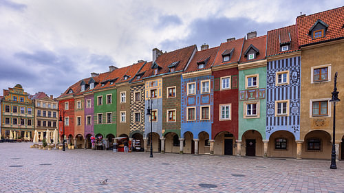 Het kleurrijke Rynek marktplein in Poznan, Polen