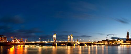 Zonsondergang over de stadsbrug in Kampen