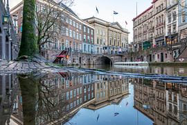 Oudegracht Utrecht mit Stadthalle und Spiegelung von Russcher Tekst & Beeld