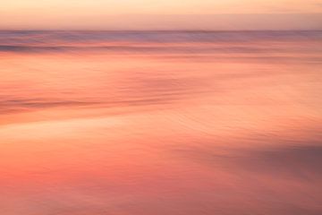 Oranje zonsondergang aan zee