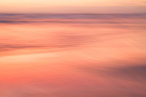 Oranje zonsondergang aan zee