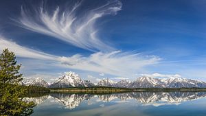 Der Spiegel der Grand Teton Mountains in Jackson Lake, Wyoming