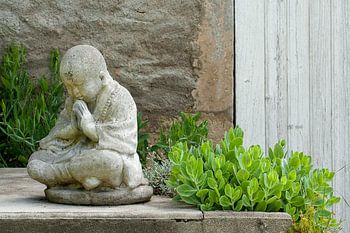 Foto van een stenen Buddha beeld, zittend