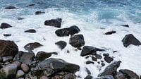 Rotsen met brullende branding op Madeira