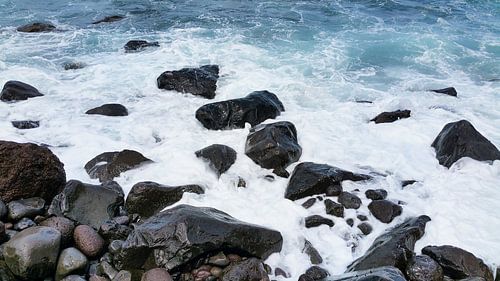 Rotsen met brullende branding op Madeira