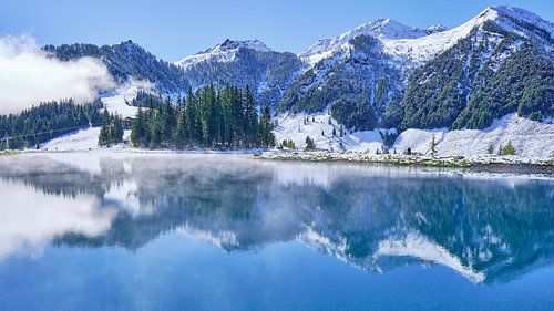 Besneeuwde berg toppen