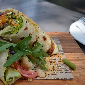 Heerlijke vegetarische wrap op houten plank van My Footprints