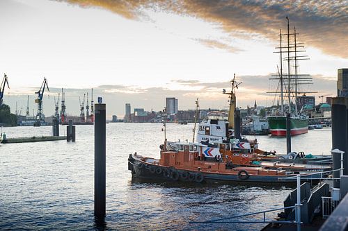 Hamburg - Zicht op de haven bij zonsondergang