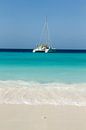 Catamaran bij klein Curacao no. 4 van Arnoud Kunst thumbnail