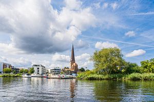 Blick über den Fluss Warnow auf die Hansestadt Rostock