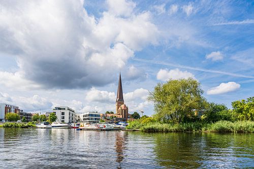 Uitzicht over de rivier de Warnow naar de Hanzestad Rostock