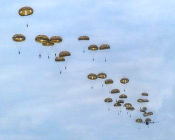 Des parachutistes dans le ciel
