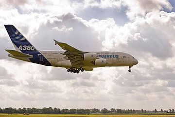 1ste Airbus A380 op Schiphol (2010) van Roel Ovinge