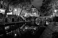 Oudegracht in Utrecht met Gaardbrug, ZWART-WIT van Donker Utrecht thumbnail