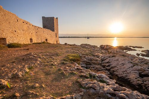 Ruïnes van een kasteel op het strand bij zonsopgang, Vir, Dalma