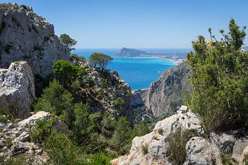 Falaises de calcaire et vue sur la mer Méditerranée sur Adriana Mueller