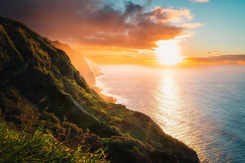 Zonsondergang op het Eiland Madeira. van Roman Robroek - Foto's van Verlaten Gebouwen