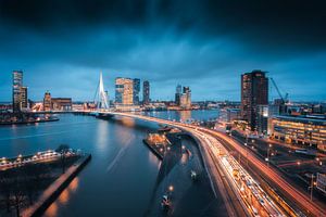 Rotterdamse Kracht: Een Stedelijk Schouwspel van Licht en Lucht