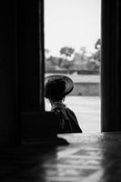 Asiatische Frau in einem Tempel