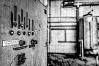 bedieningspaneel in verlaten electriciteitscentrale van Okko Huising - okkofoto thumbnail
