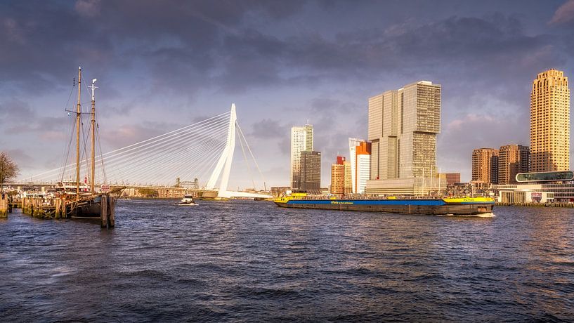 Cityscape stadsaanzicht van Rotterdam tijdens een storm met boten op de voorgrond. van Bart Ros