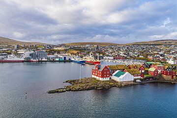 Blick auf die Stadt Tórshavn auf den Färöer Inseln von Rico Ködder