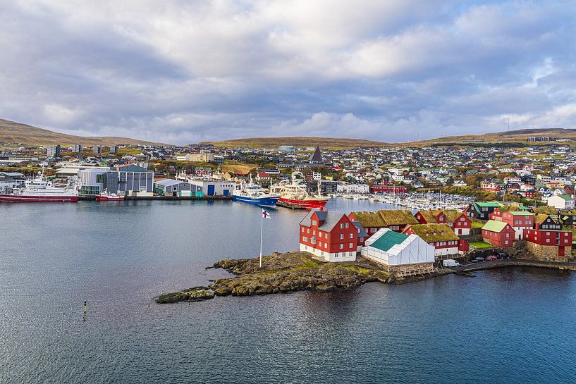 Vue de la ville de Tórshavn sur les îles Féroé par Rico Ködder
