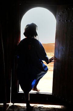 In the south of Morocco enters a man from outside the Tuaregs in the desert.