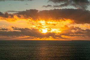 Zonsondergang over de zee in de Algarve, Portugal van Leo Schindzielorz