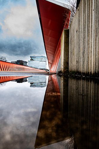 Reflectie van de rode brug