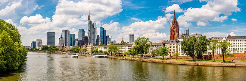 Frankfurt am Main op een mooie zomerdag van Günter Albers