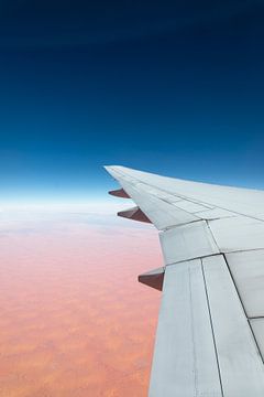 Airplane wing above the Sahara by Alwin Kroon