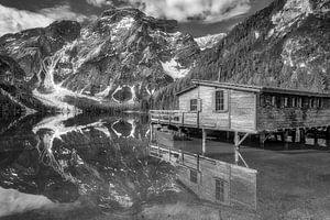 Bergsee mit Bootshaus und Alpenpanorama. Schwarzweiss Bild. von Manfred Voss, Schwarz-weiss Fotografie