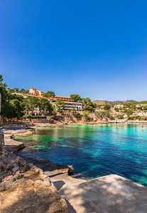 Idyllischer Blick auf den Strand der Bucht von Cala Fornells, Mallorca Spanien
