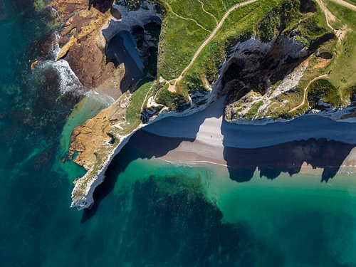 Top-down-uitzicht op de Porte d’'’Amont – Normandië vanuit de lucht
